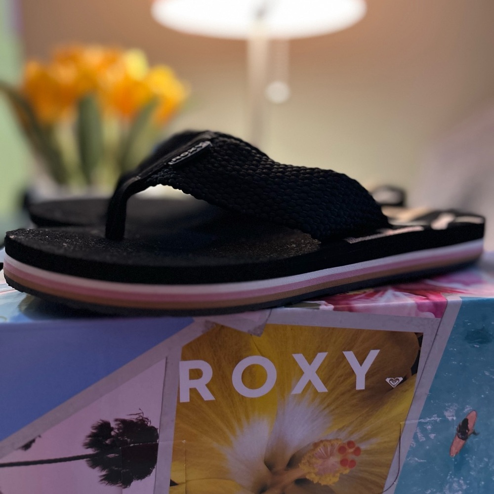 Roxy Black and Pink Sandals with Chain Design - Picture 5 of 6
